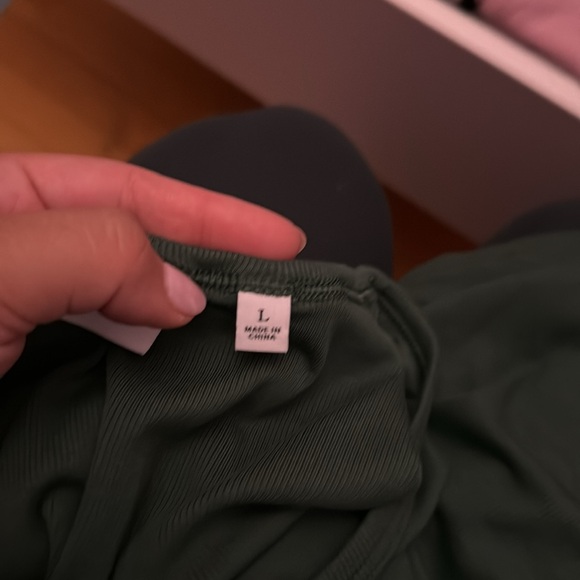 Green top aritzia bundle size M & L - Picture 3 of 4